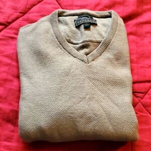 Joseph a Banks reserve v-neck sweater in a size large.